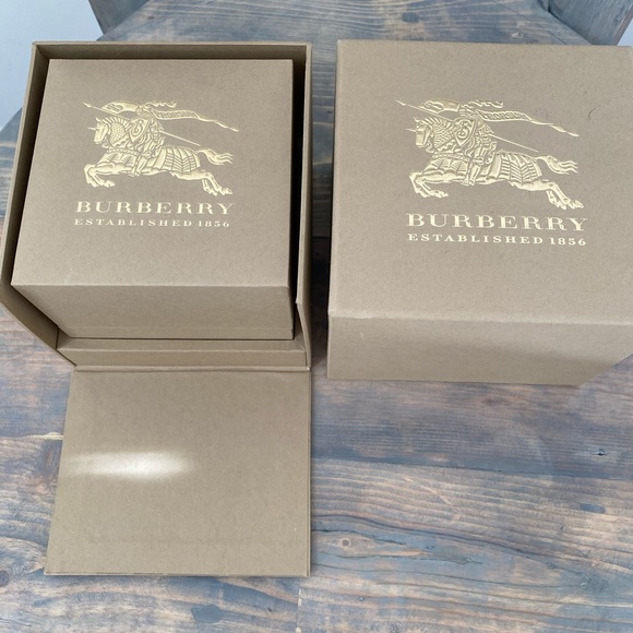 2/$40 Burberry case authentic includes certificate book - Picture 4 of 10